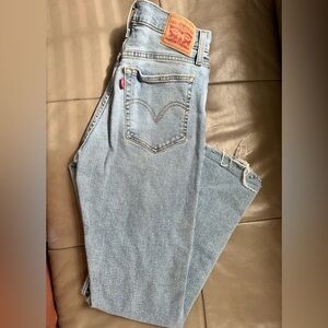 Light Wash Levi’s